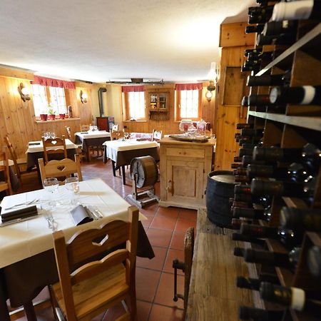 Hotel Petit Dahu - Chambres Et Restaurant Cogne Exteriör bild