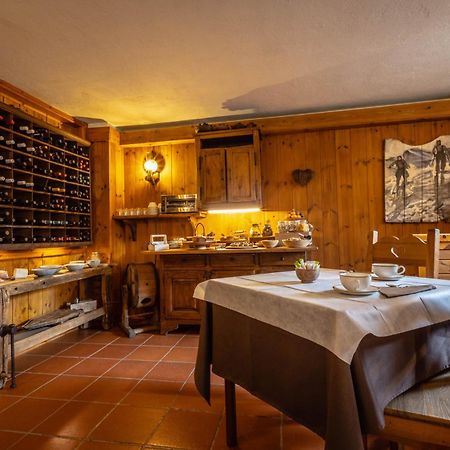 Hotel Petit Dahu - Chambres Et Restaurant Cogne Exteriör bild