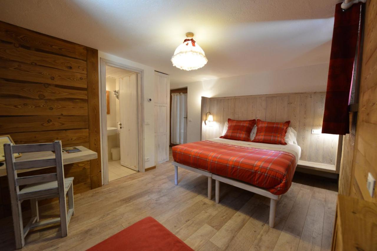 Hotel Petit Dahu - Chambres Et Restaurant Cogne Exteriör bild