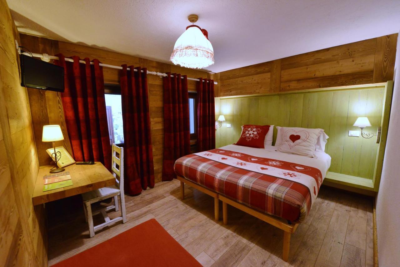 Hotel Petit Dahu - Chambres Et Restaurant Cogne Exteriör bild