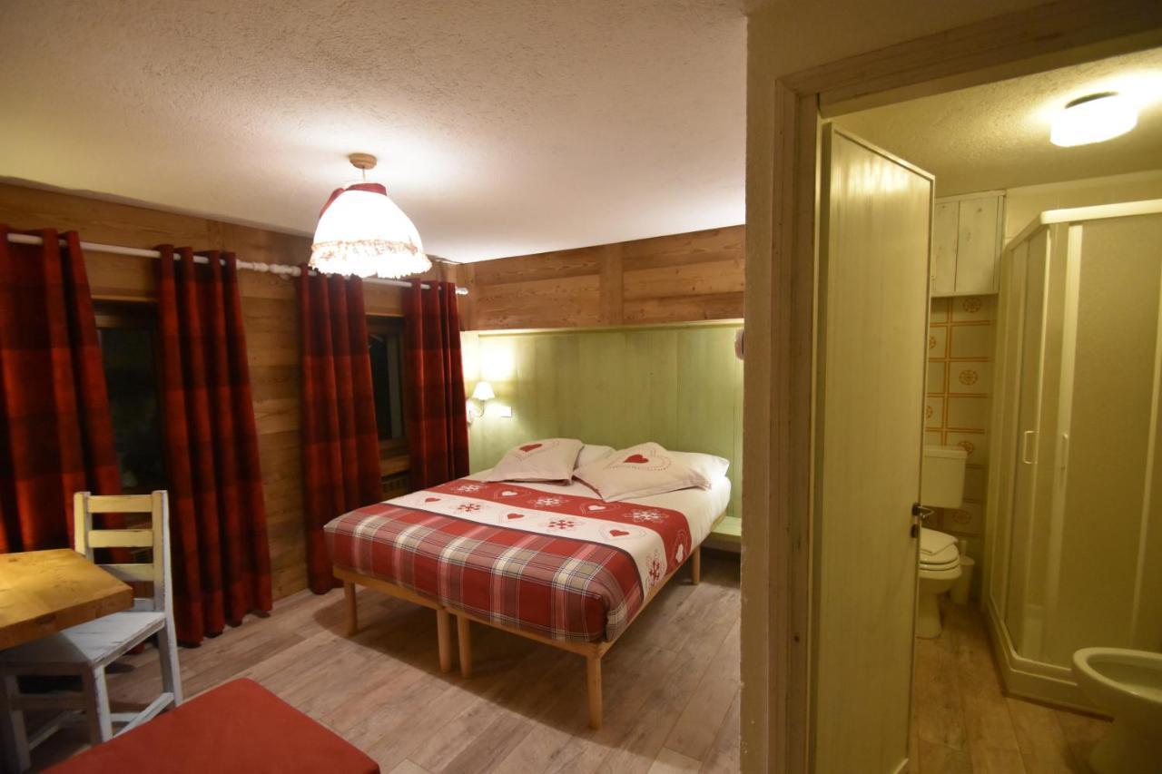 Hotel Petit Dahu - Chambres Et Restaurant Cogne Exteriör bild