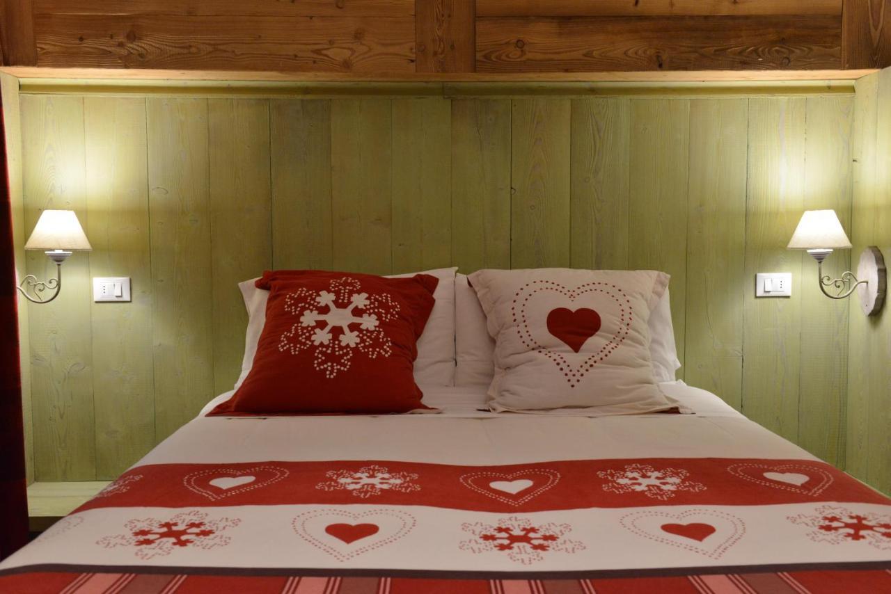 Hotel Petit Dahu - Chambres Et Restaurant Cogne Exteriör bild