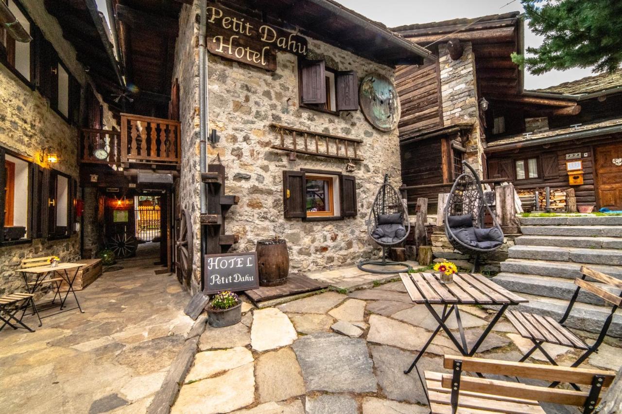 Hotel Petit Dahu - Chambres Et Restaurant Cogne Exteriör bild