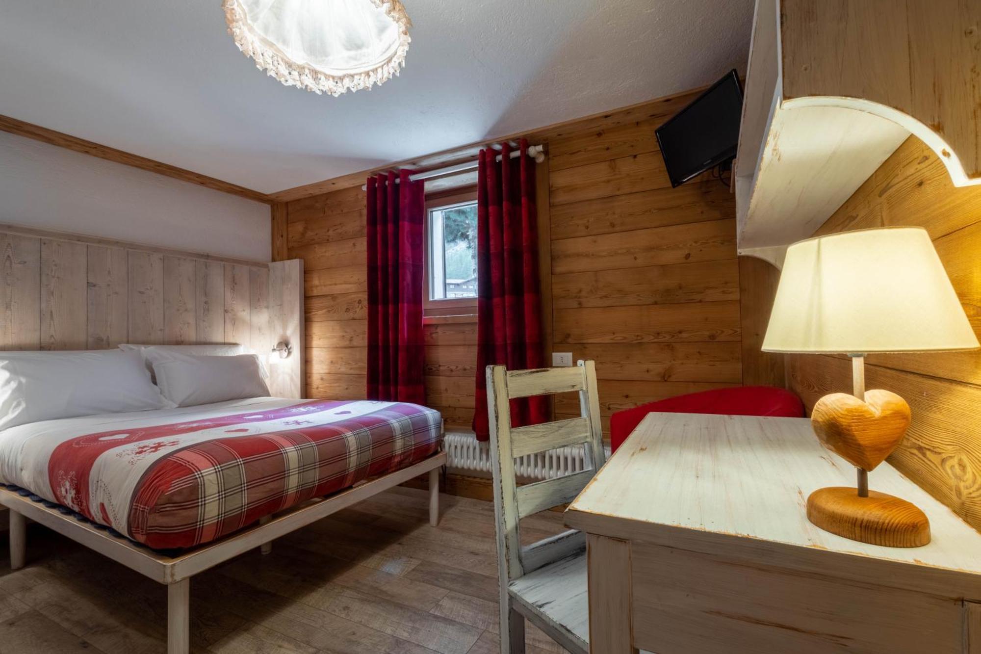 Hotel Petit Dahu - Chambres Et Restaurant Cogne Exteriör bild