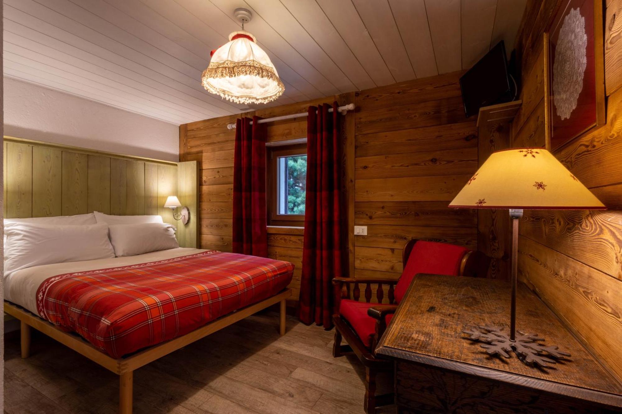 Hotel Petit Dahu - Chambres Et Restaurant Cogne Exteriör bild
