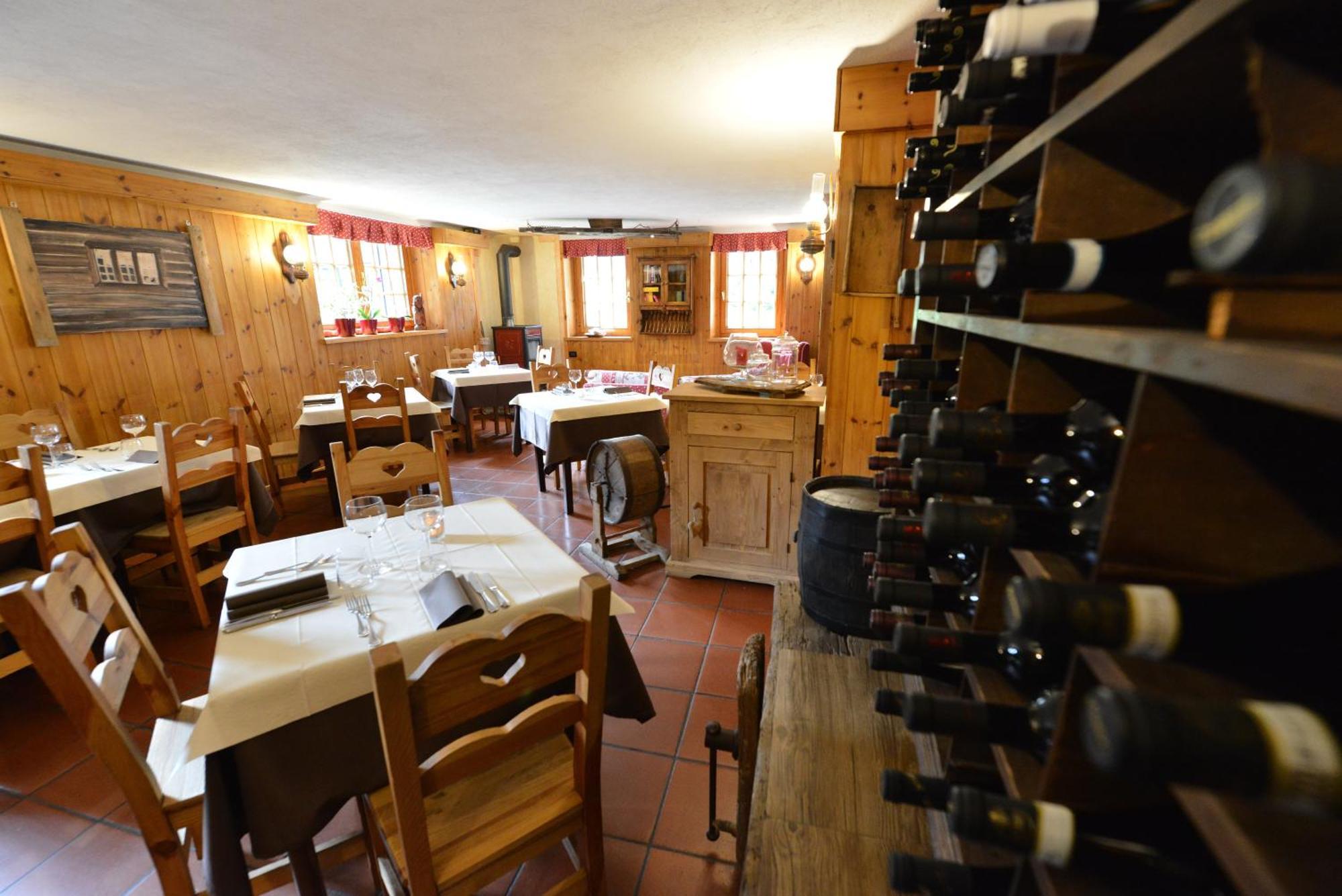 Hotel Petit Dahu - Chambres Et Restaurant Cogne Exteriör bild