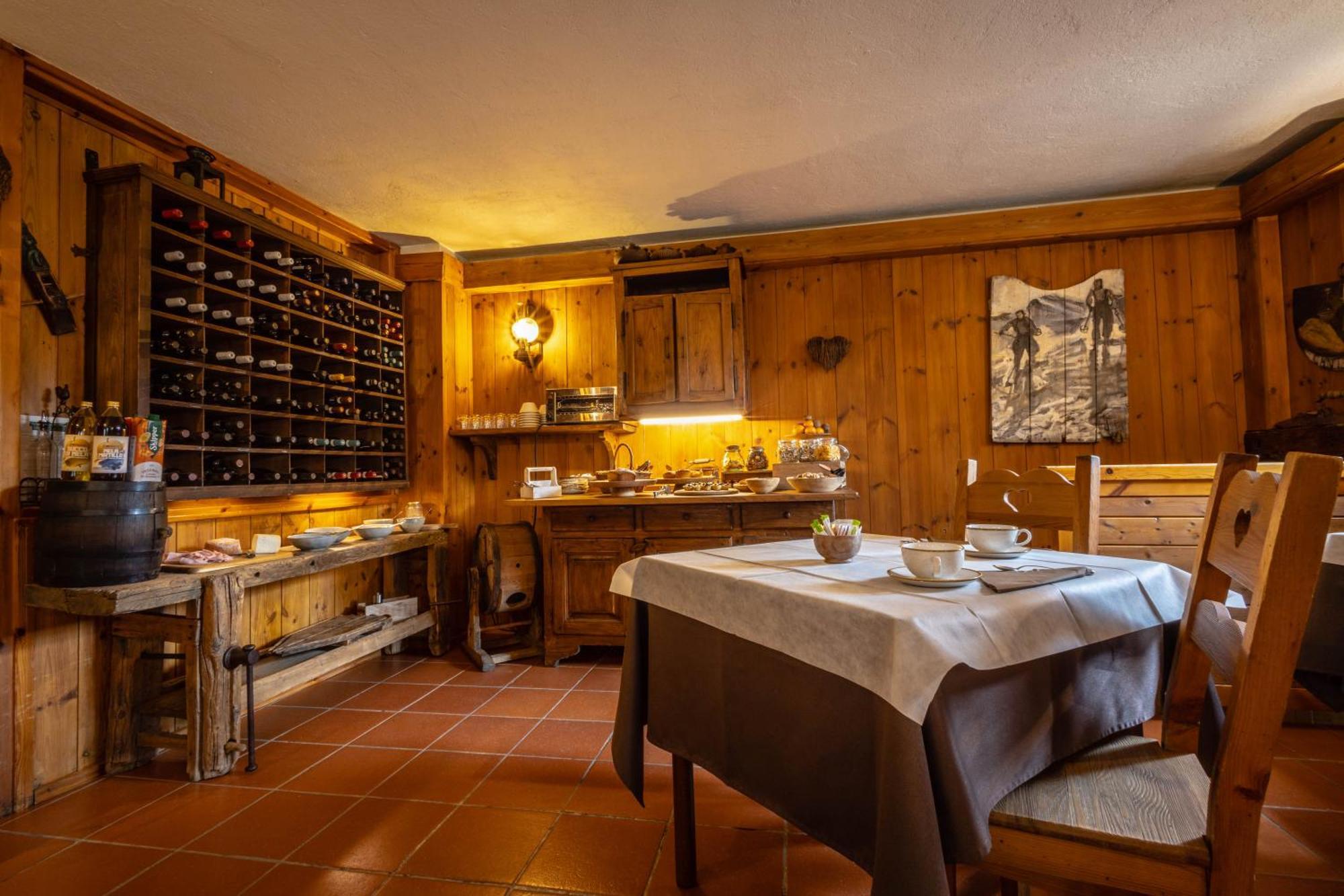 Hotel Petit Dahu - Chambres Et Restaurant Cogne Exteriör bild