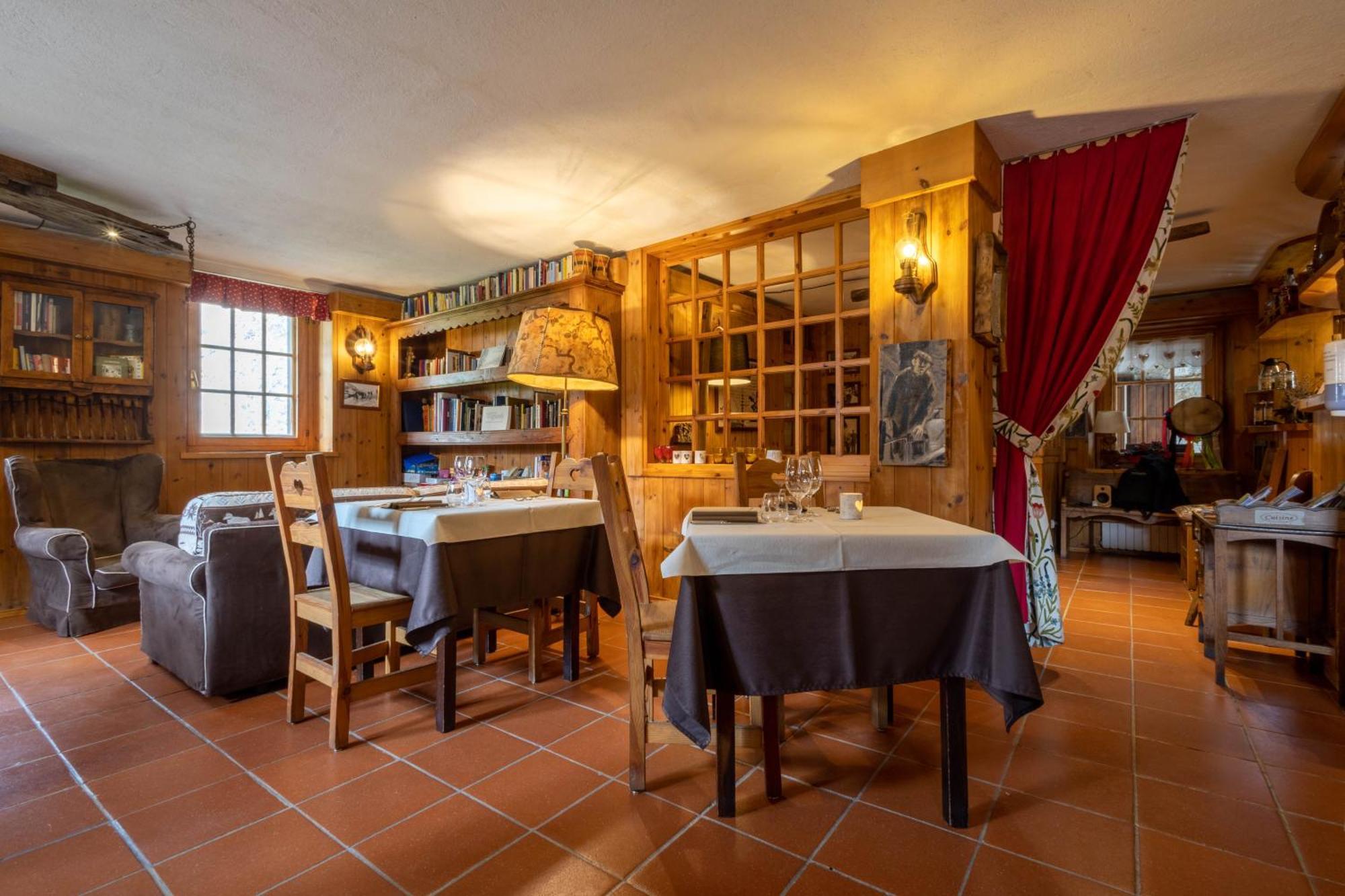 Hotel Petit Dahu - Chambres Et Restaurant Cogne Exteriör bild