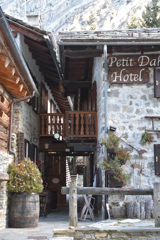 Hotel Petit Dahu - Chambres Et Restaurant Cogne Exteriör bild