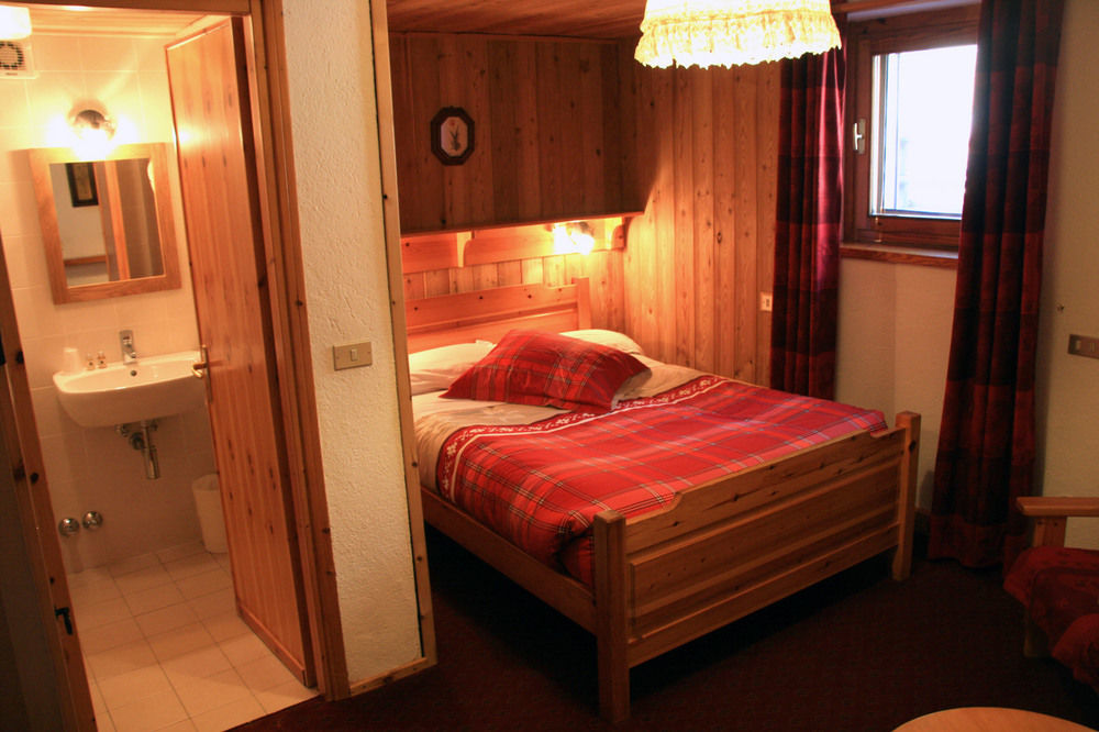 Hotel Petit Dahu - Chambres Et Restaurant Cogne Exteriör bild
