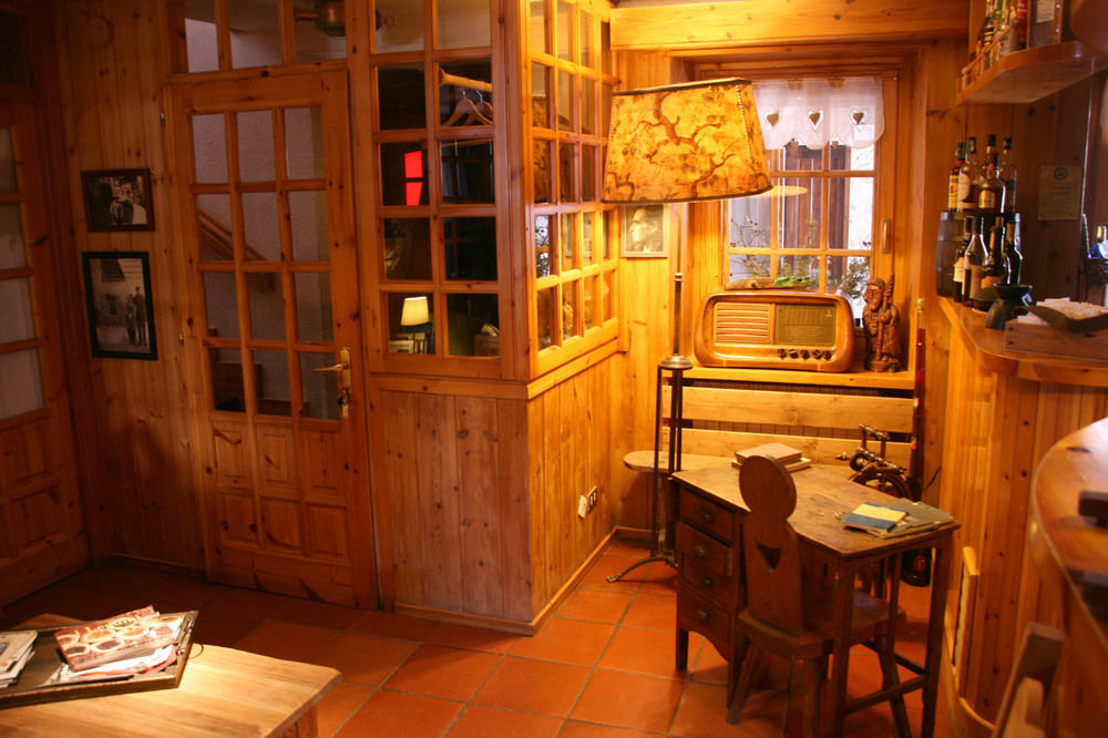 Hotel Petit Dahu - Chambres Et Restaurant Cogne Exteriör bild