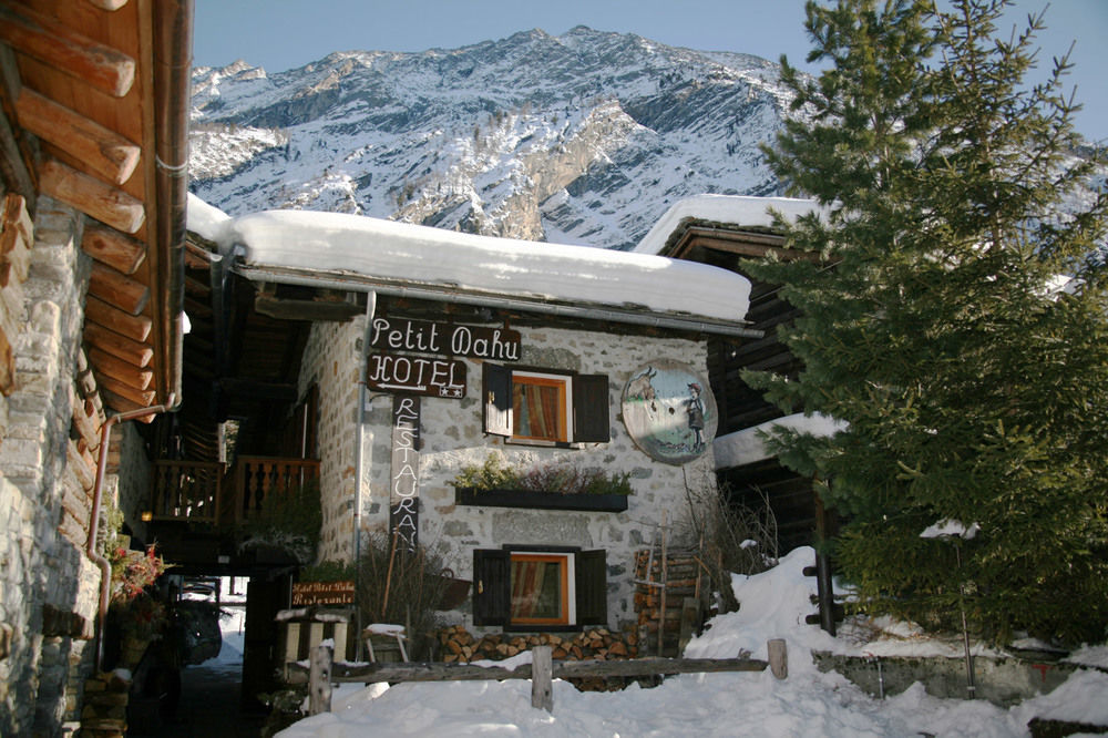 Hotel Petit Dahu - Chambres Et Restaurant Cogne Exteriör bild