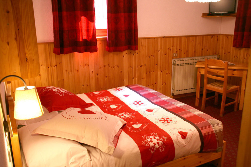 Hotel Petit Dahu - Chambres Et Restaurant Cogne Exteriör bild