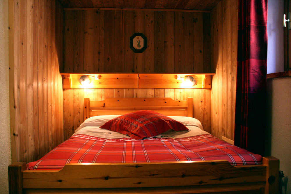 Hotel Petit Dahu - Chambres Et Restaurant Cogne Exteriör bild