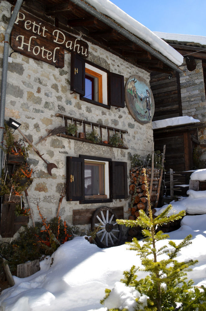 Hotel Petit Dahu - Chambres Et Restaurant Cogne Exteriör bild