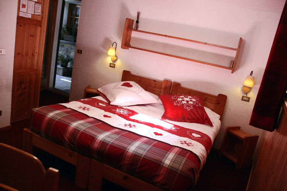 Hotel Petit Dahu - Chambres Et Restaurant Cogne Exteriör bild