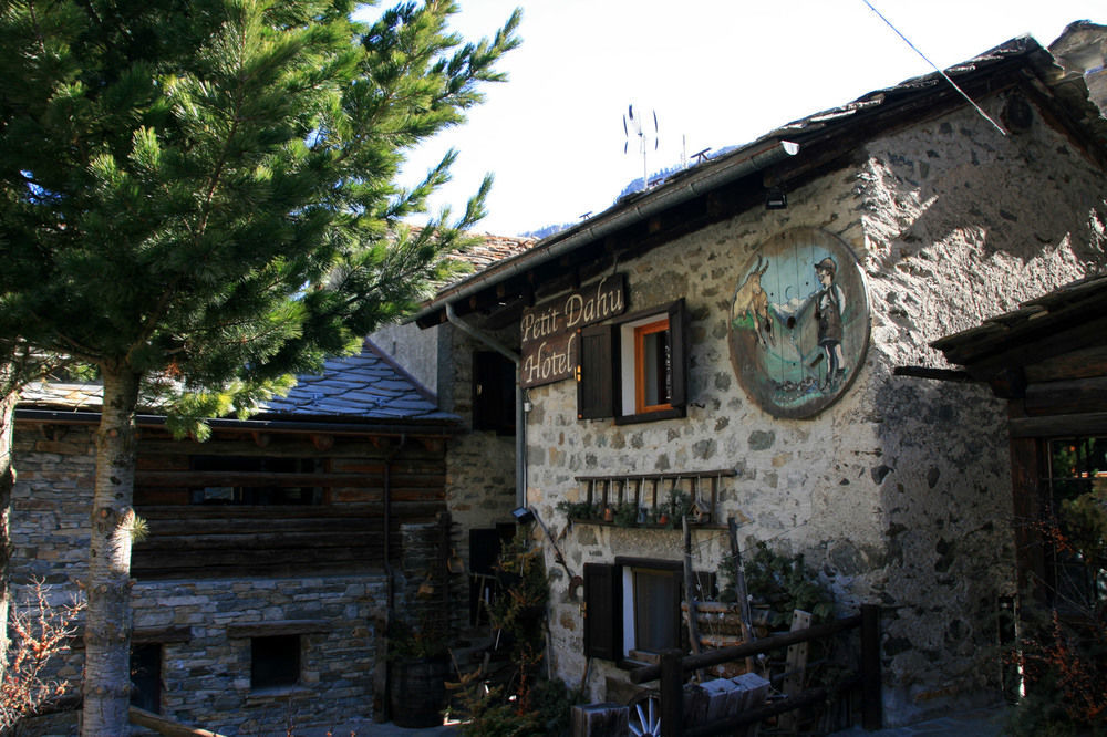Hotel Petit Dahu - Chambres Et Restaurant Cogne Exteriör bild