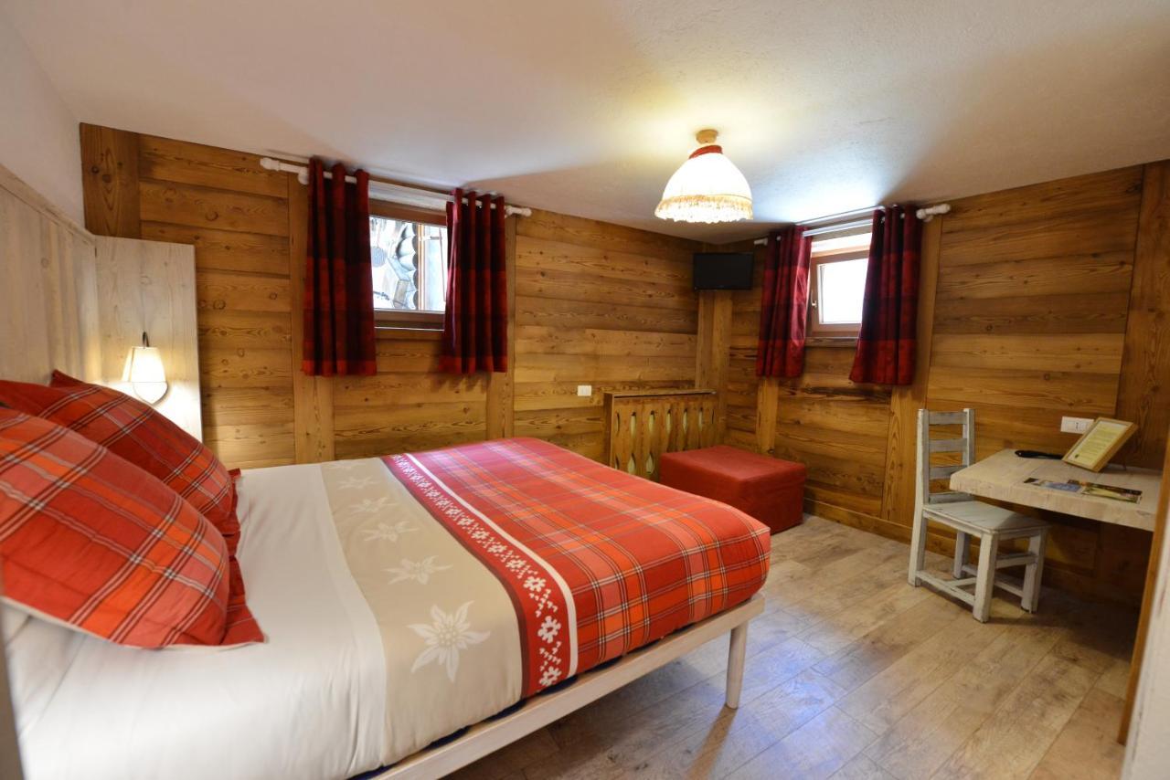 Hotel Petit Dahu - Chambres Et Restaurant Cogne Exteriör bild