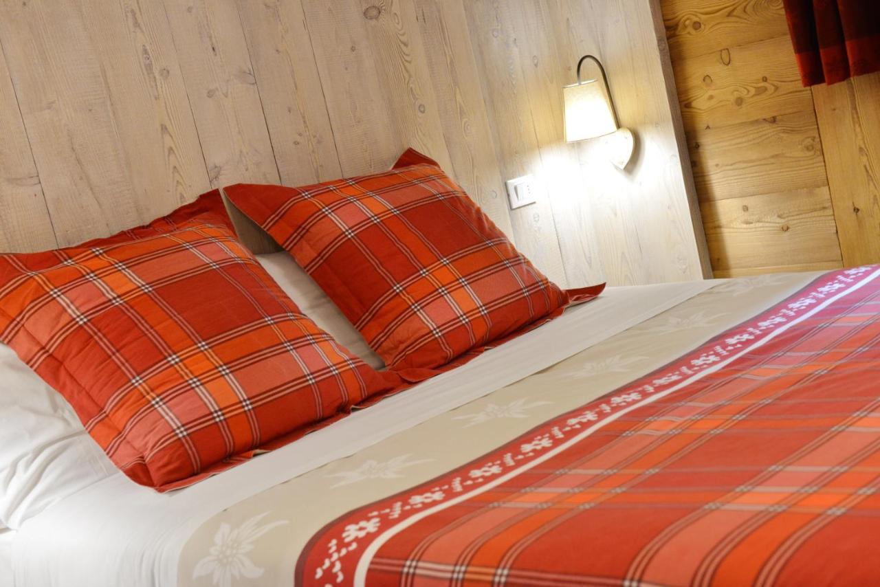 Hotel Petit Dahu - Chambres Et Restaurant Cogne Exteriör bild