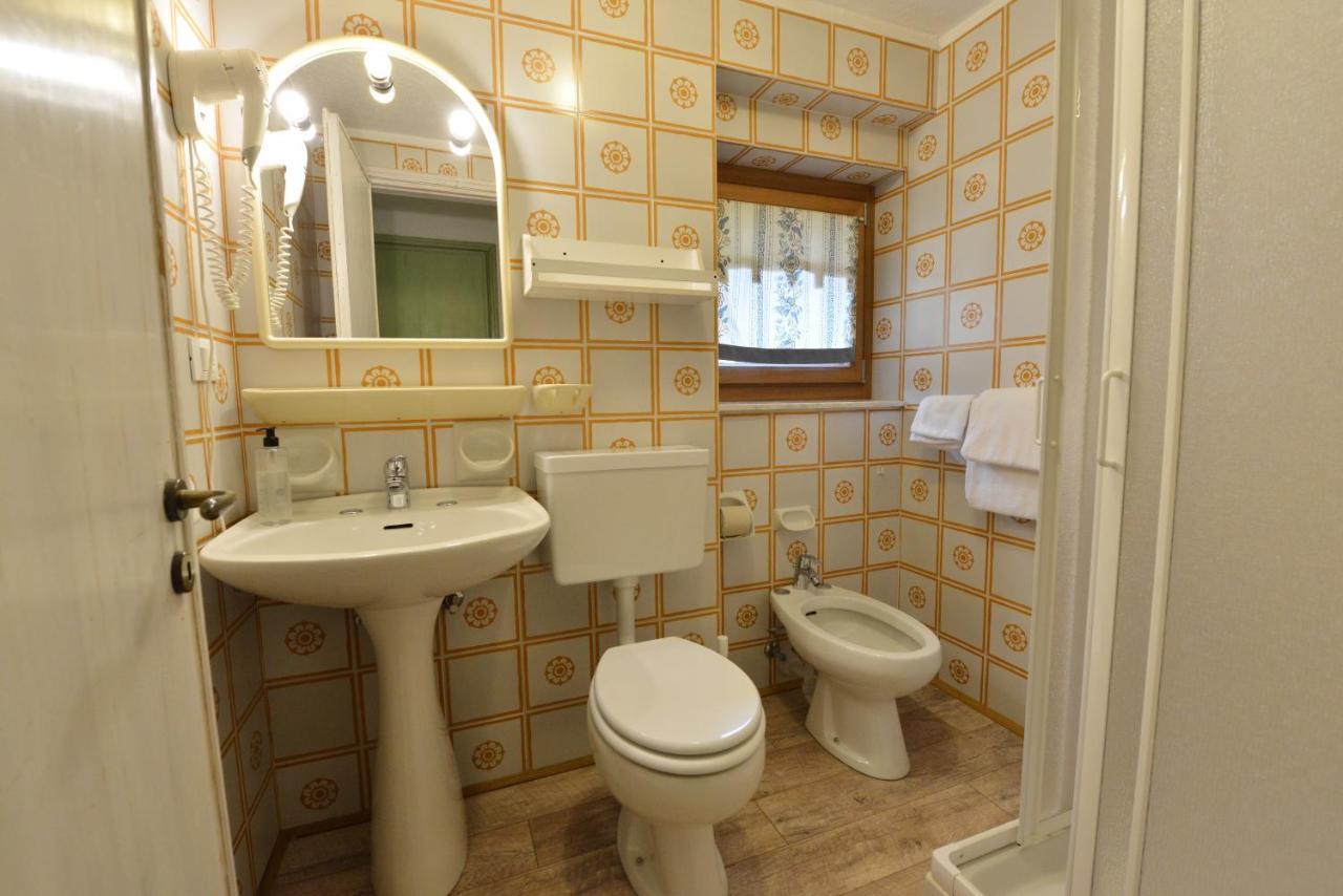 Hotel Petit Dahu - Chambres Et Restaurant Cogne Exteriör bild